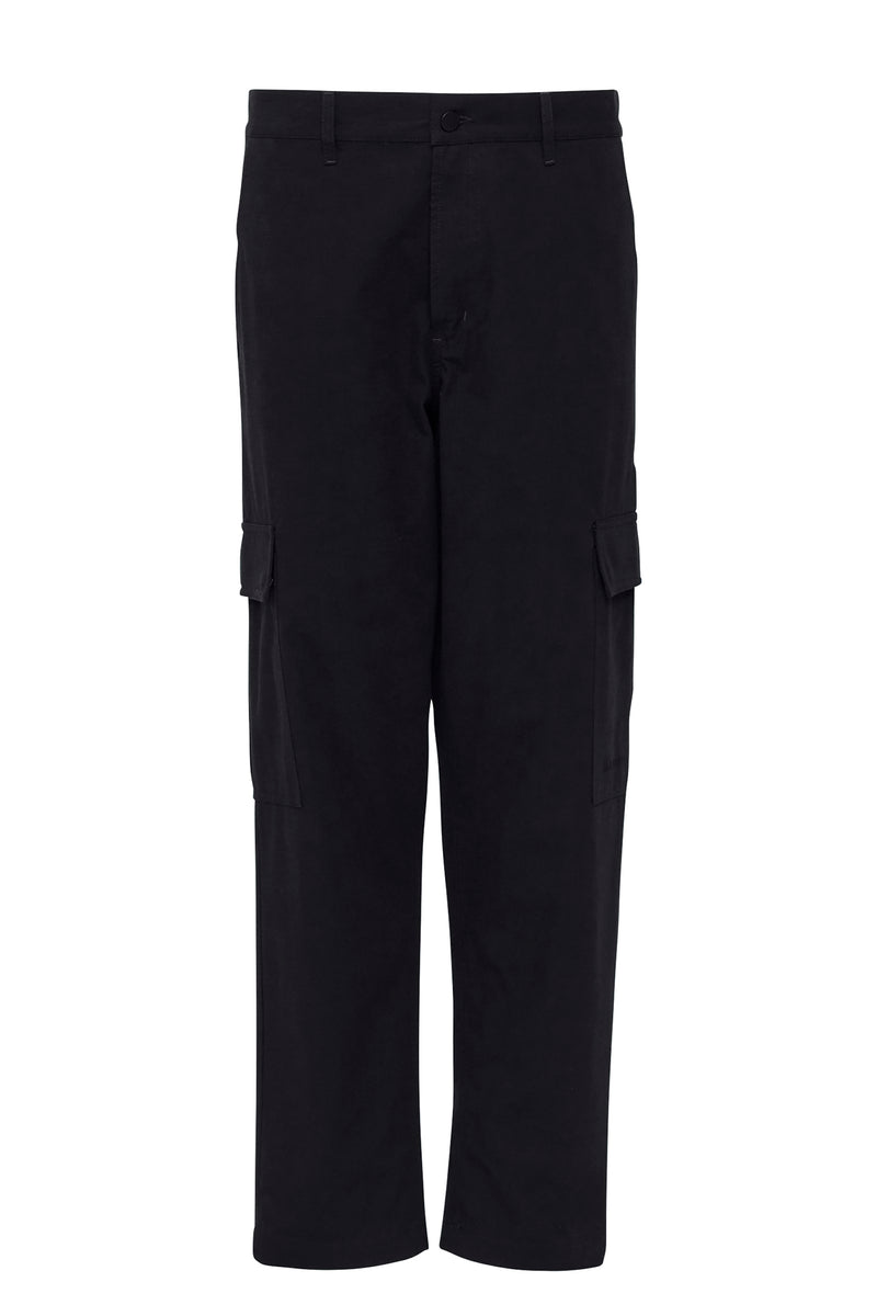 Fabian ist 1,86 und trägt Größe M