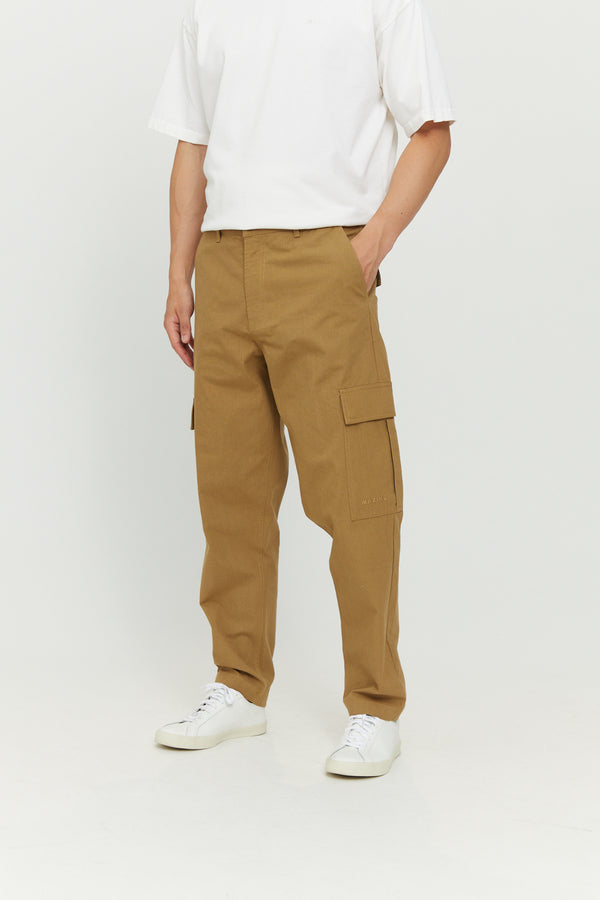 Tian ist 1,86 und trägt Größe M