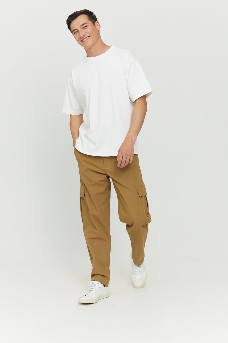 Tian ist 1,86 und trägt Größe M