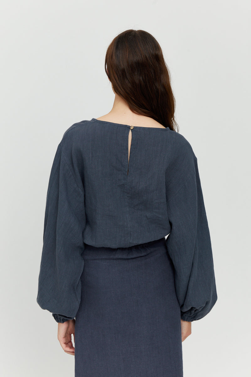 Jasmin ist 1,76 und trägt Größe S