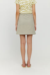 Nika ist 1,79 und trägt die Größe S