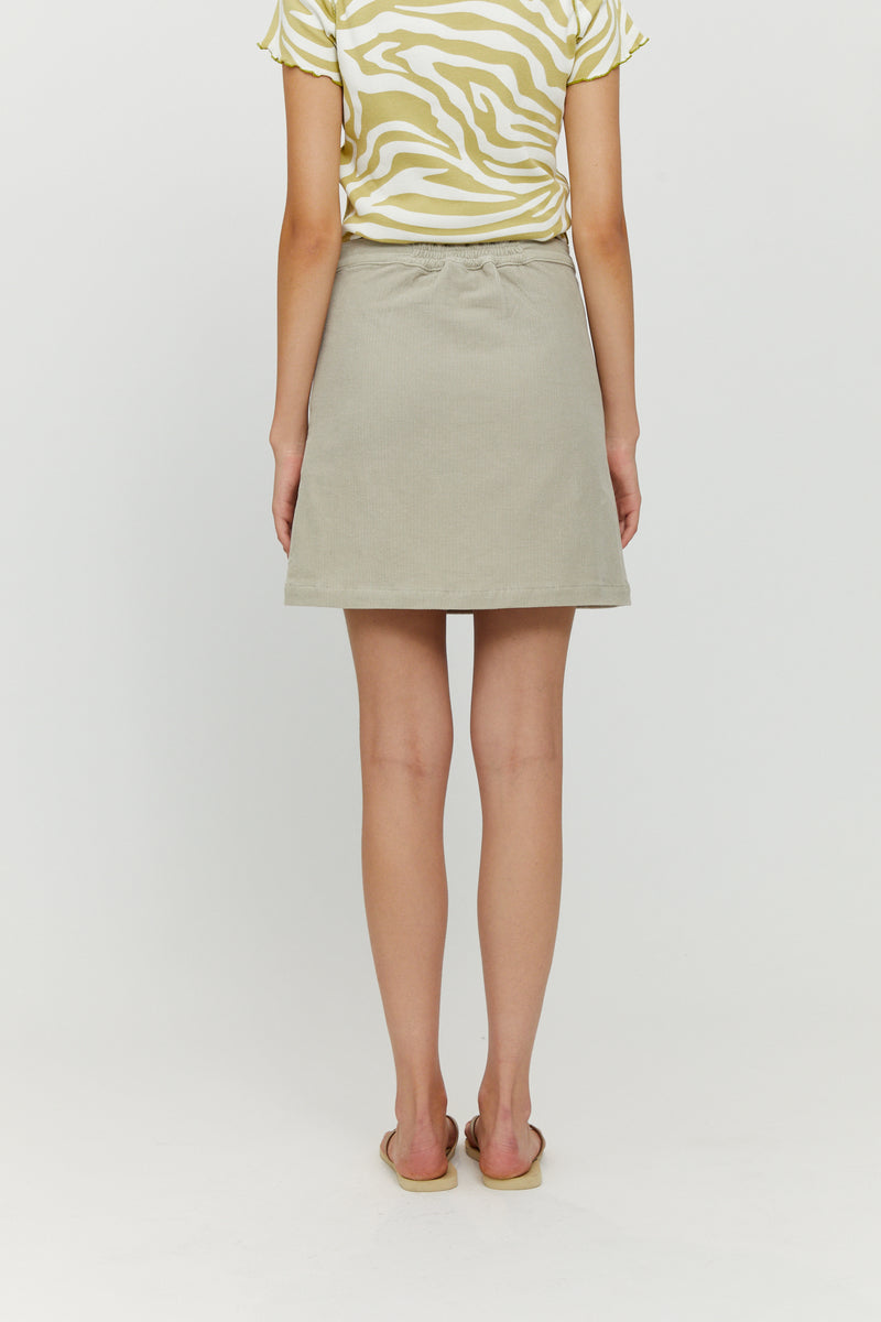 Nika ist 1,79 und trägt die Größe S