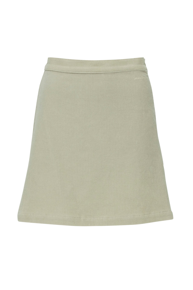 Nika ist 1,79 und trägt die Größe S