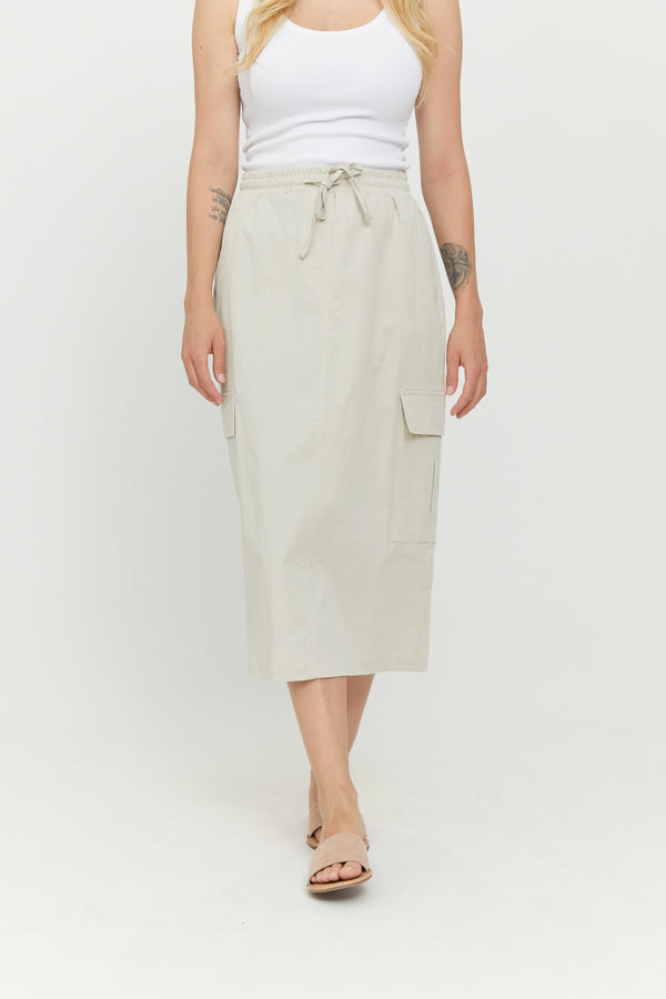 Ina ist 1,75 und trägt Größe S