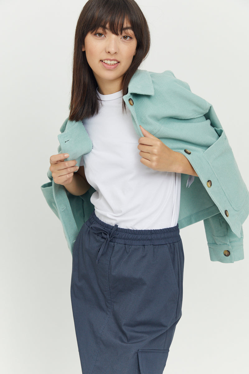 Nika ist 1,79 und trägt die Größe S