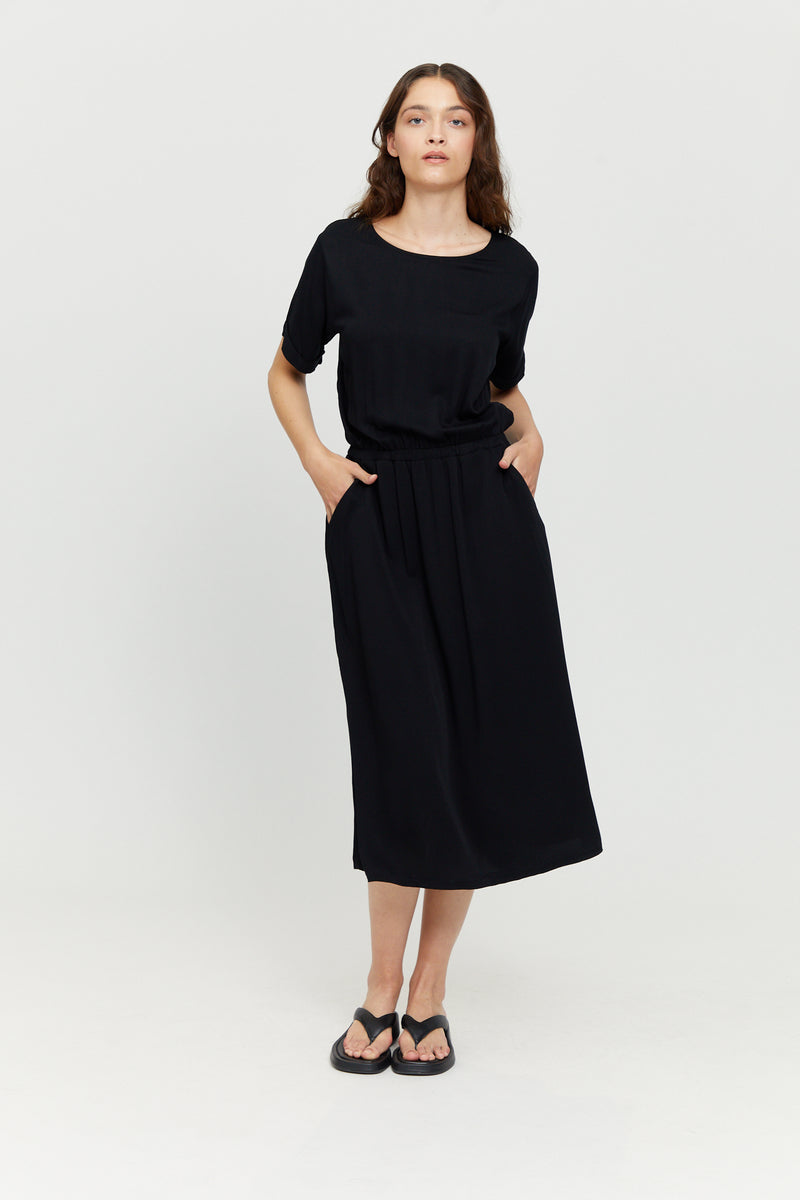 Jasmin ist 1,76 und trägt Größe S