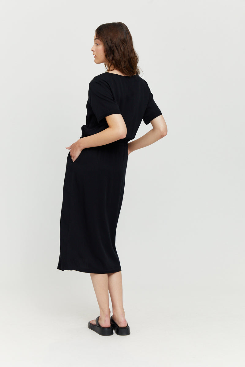 Jasmin ist 1,76 und trägt Größe S