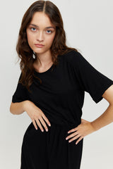 Jasmin ist 1,76 und trägt Größe S