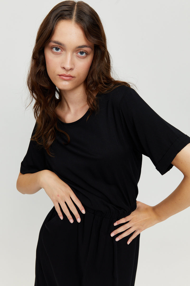 Jasmin ist 1,76 und trägt Größe S