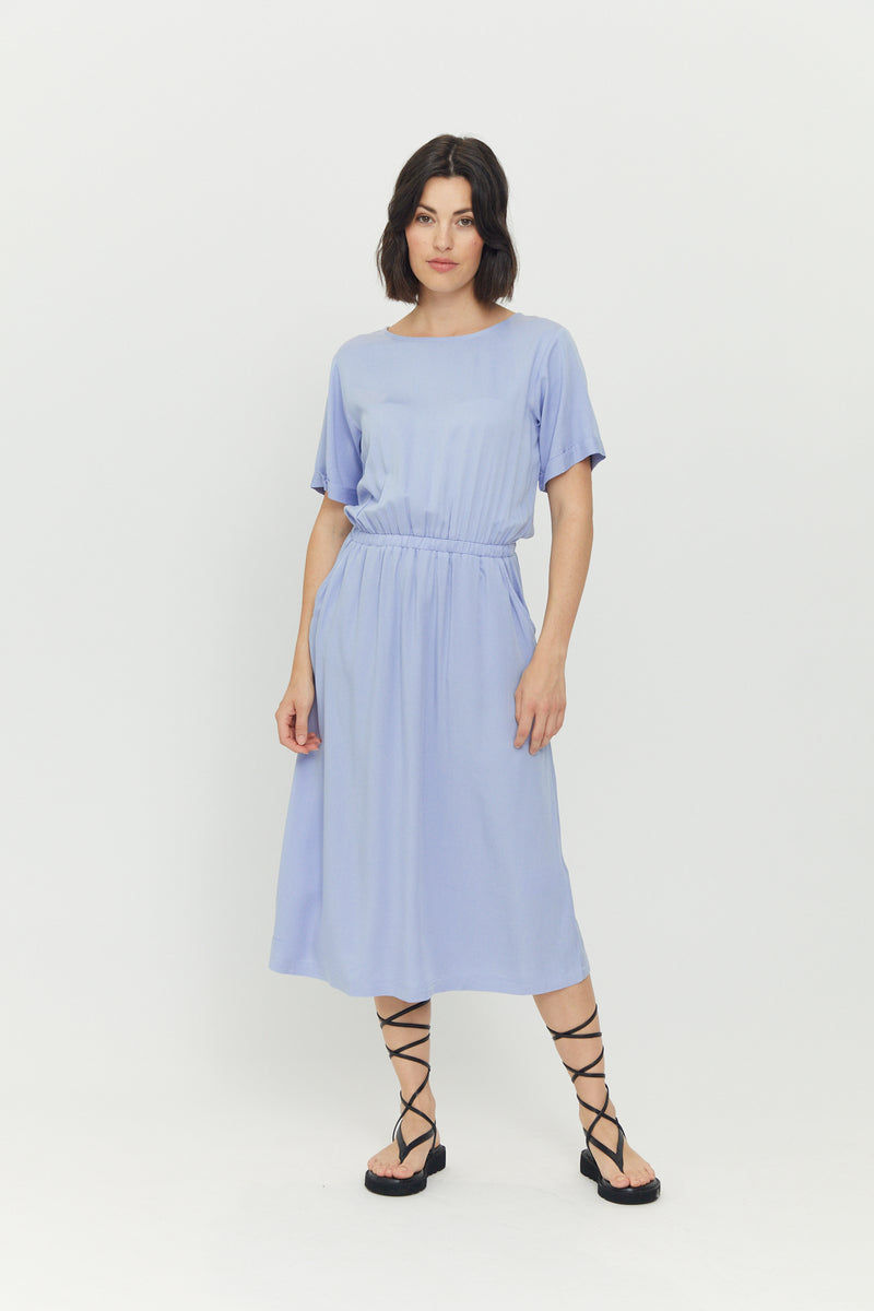 Maren ist 1,72 und trägt Größe S