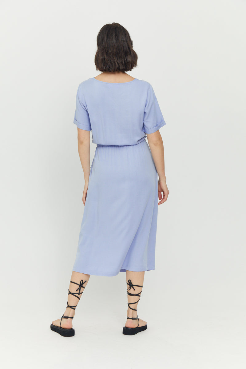 Maren ist 1,72 und trägt Größe S