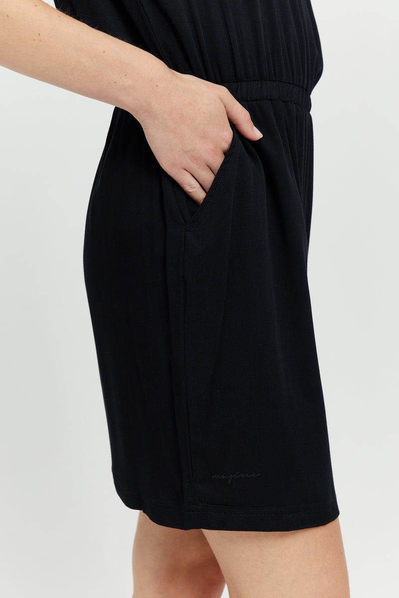 Violina ist 1,75 und trägt Größe S