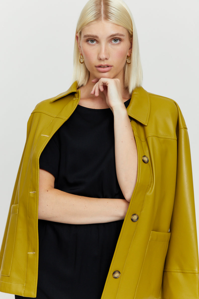 Violina ist 1,75 und trägt Größe S