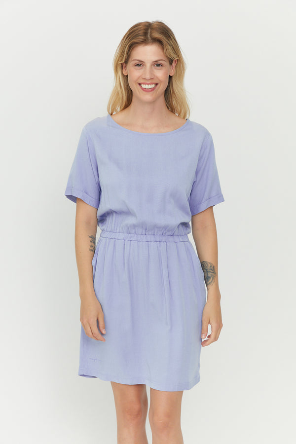 Ina ist 1,75 und trägt Größe S