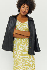 Anthea ist 1,79 und trägt die Größe S