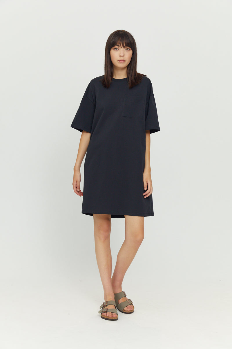 Nika ist 1,79 und trägt die Größe S