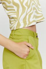 Jasmin ist 1,76 und trägt Größe S