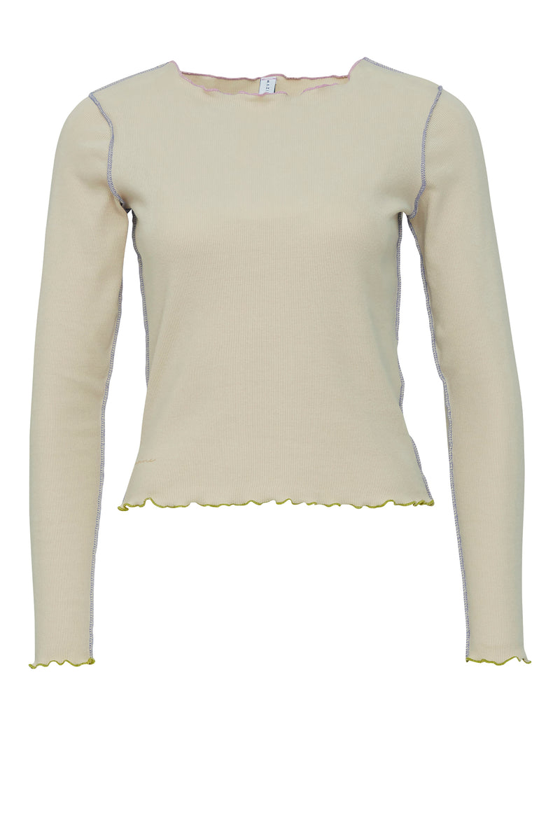 Nika ist 1,79 und trägt die Größe S