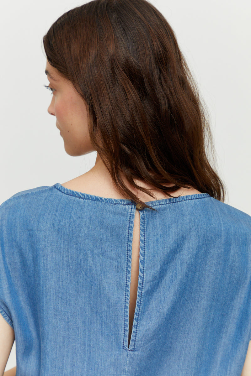 Jasmin ist 1,76 und trägt Größe S