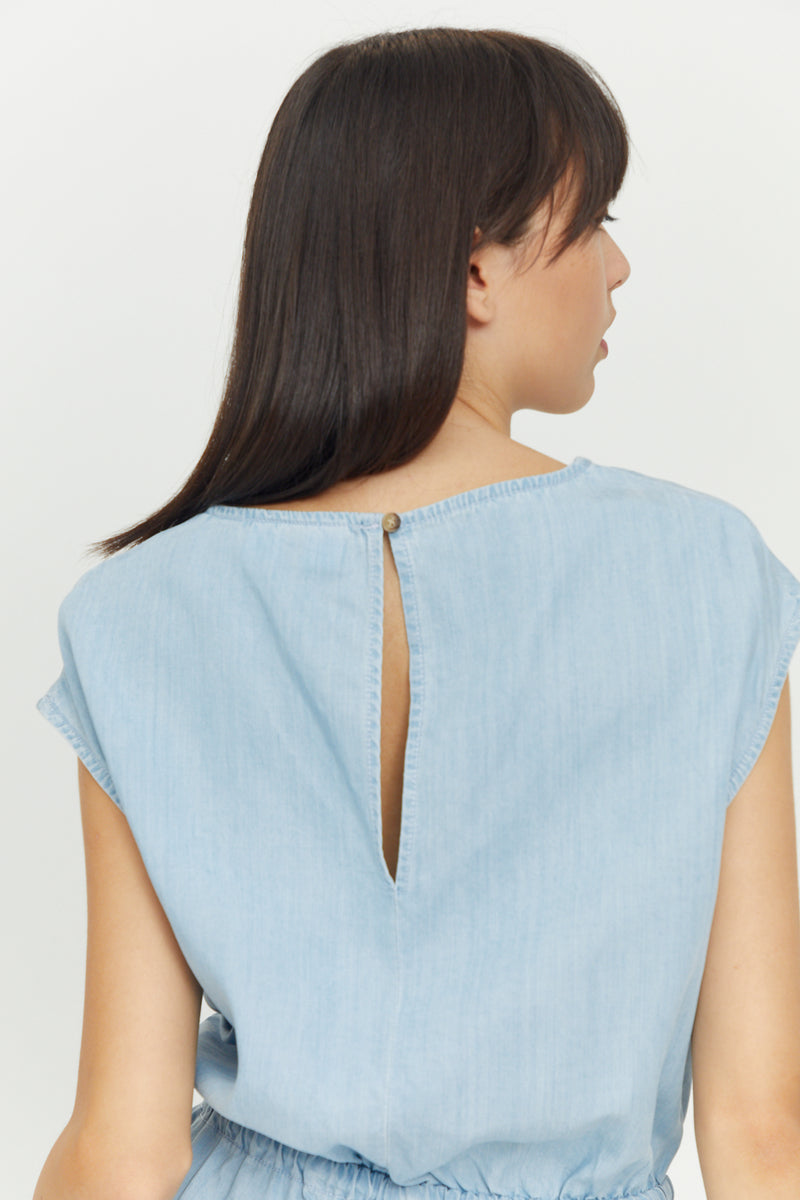 Nika ist 1,79 und trägt die Größe S