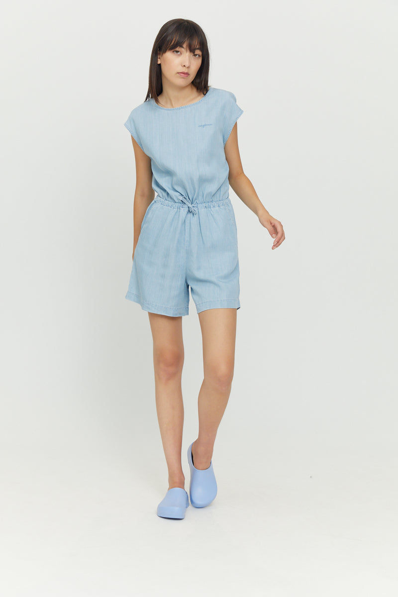 Nika ist 1,79 und trägt die Größe S