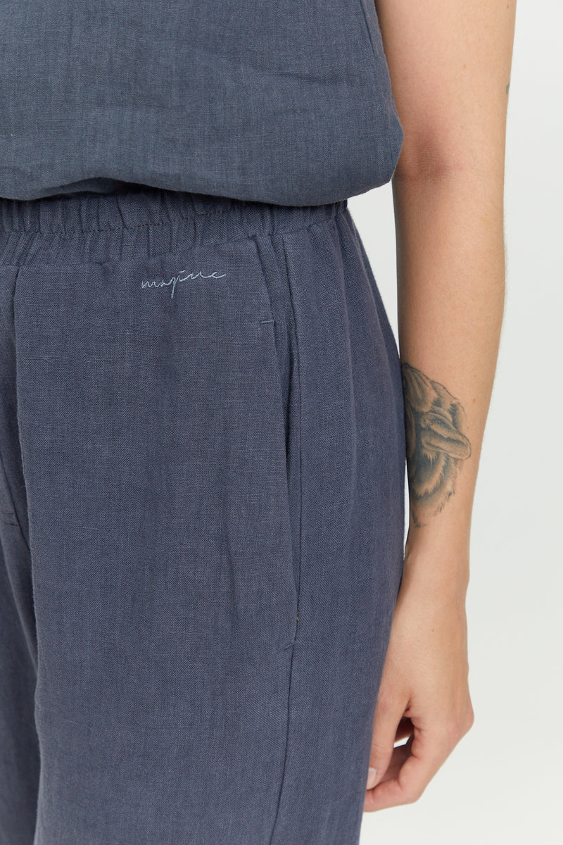 Ina ist 1,75 und trägt Größe S