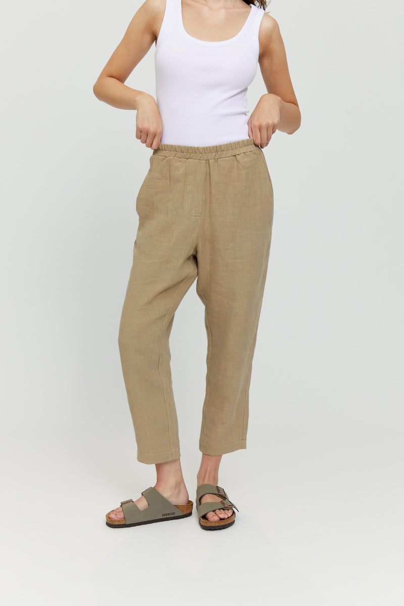 Jasmin ist 1,76 und trägt Größe S