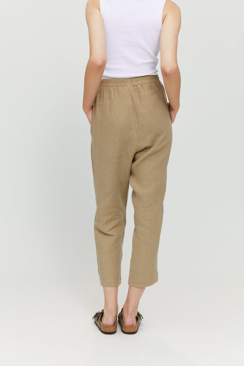 Jasmin ist 1,76 und trägt Größe S