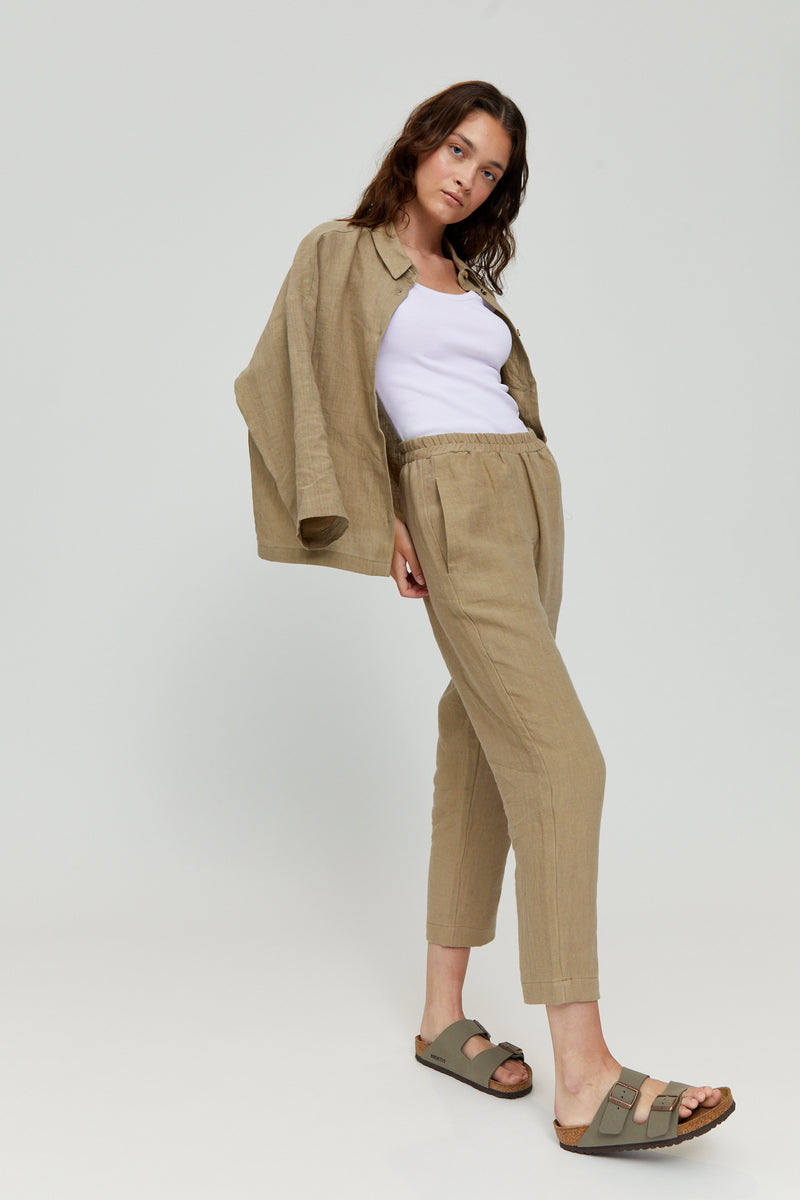 Jasmin ist 1,76 und trägt Größe S