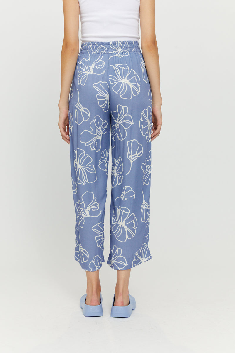 Nika ist 1,79 und trägt die Größe S