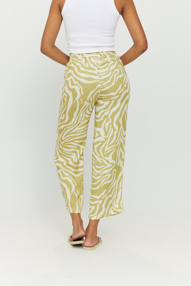 Anthea ist 1,79 und trägt die Größe S