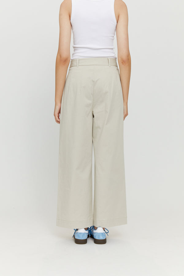 Nika ist 1,79 und trägt die Größe S