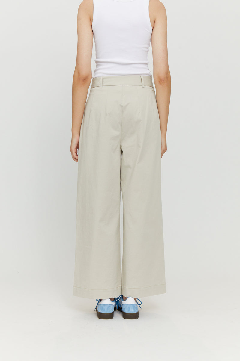 Nika ist 1,79 und trägt die Größe S