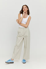 Nika ist 1,79 und trägt die Größe S