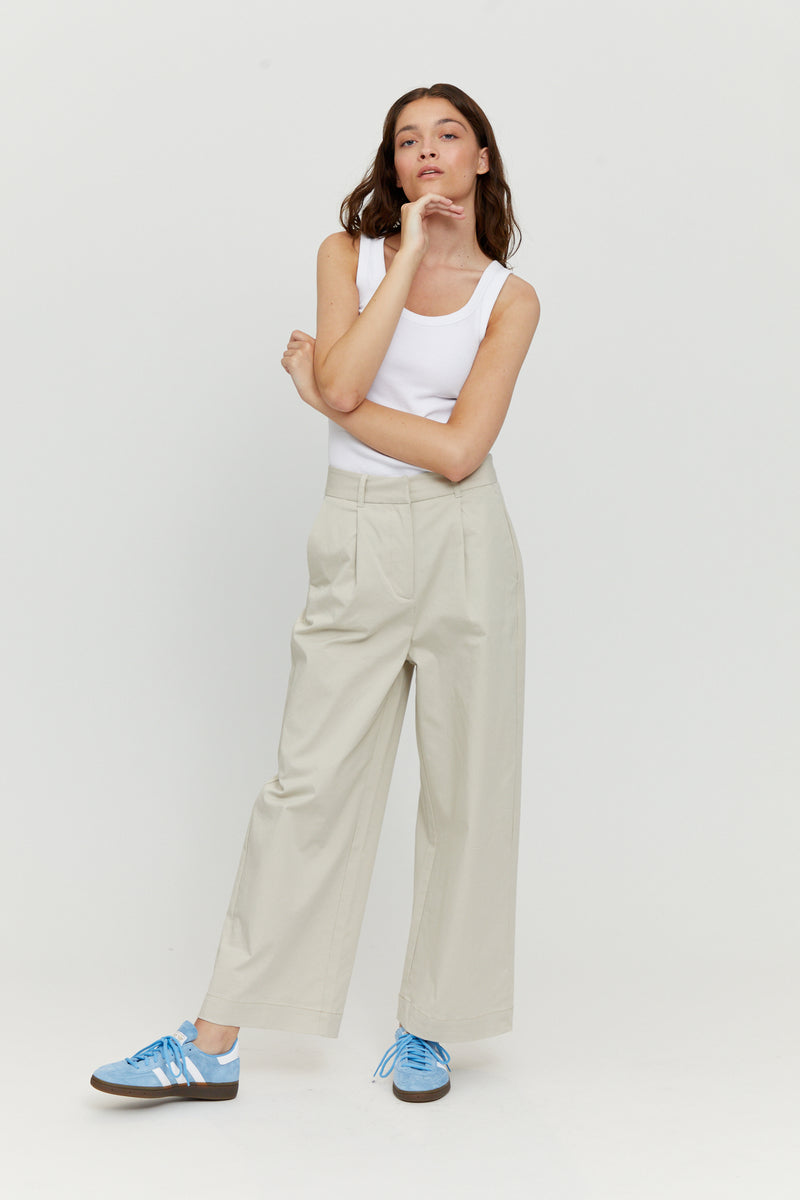 Nika ist 1,79 und trägt die Größe S