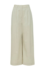 Nika ist 1,79 und trägt die Größe S