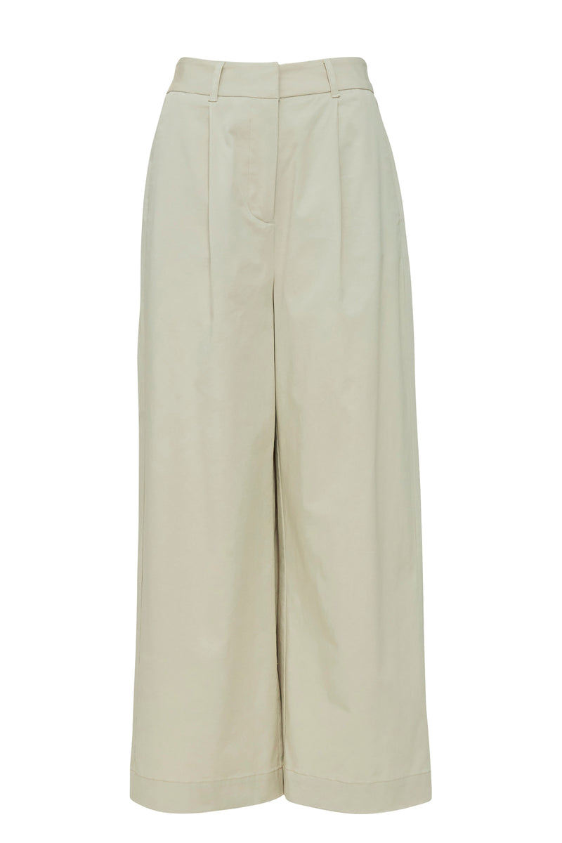 Nika ist 1,79 und trägt die Größe S