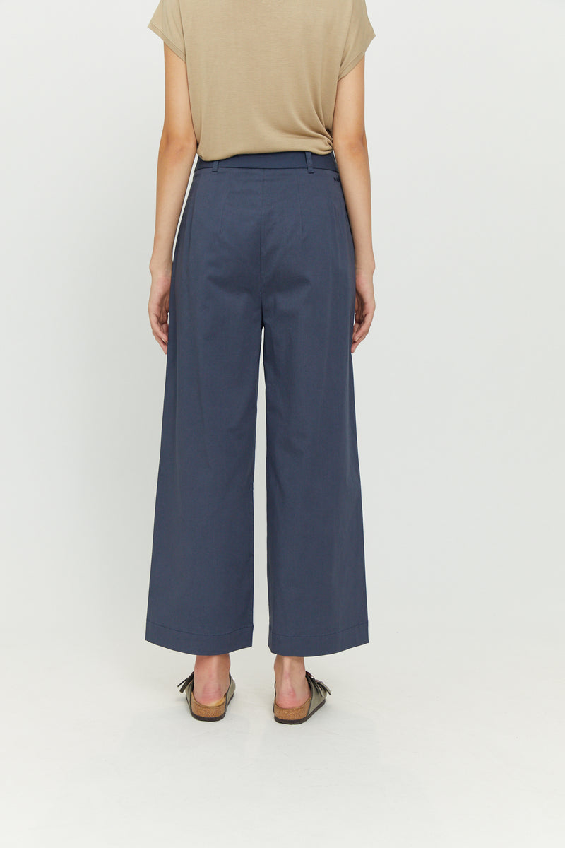 Nika ist 1,79 und trägt die Größe S