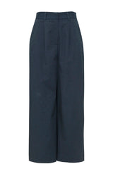 Nika ist 1,79 und trägt die Größe S