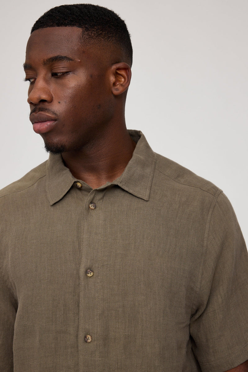 Terence ist 1,90 und trägt Größe L