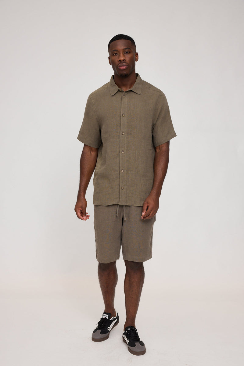 Terence ist 1,90 und trägt Größe L