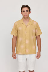 Lennox ist 1,90 und trägt Größe L