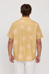 Lennox ist 1,90 und trägt Größe L