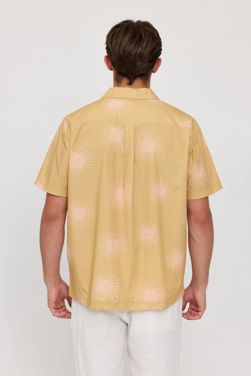 Lennox ist 1,90 und trägt Größe L