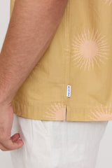 Lennox ist 1,90 und trägt Größe L