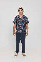 Lennox ist 1,90 und trägt Größe L