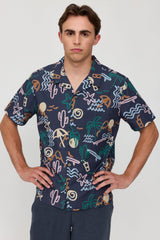 Lennox ist 1,90 und trägt Größe L