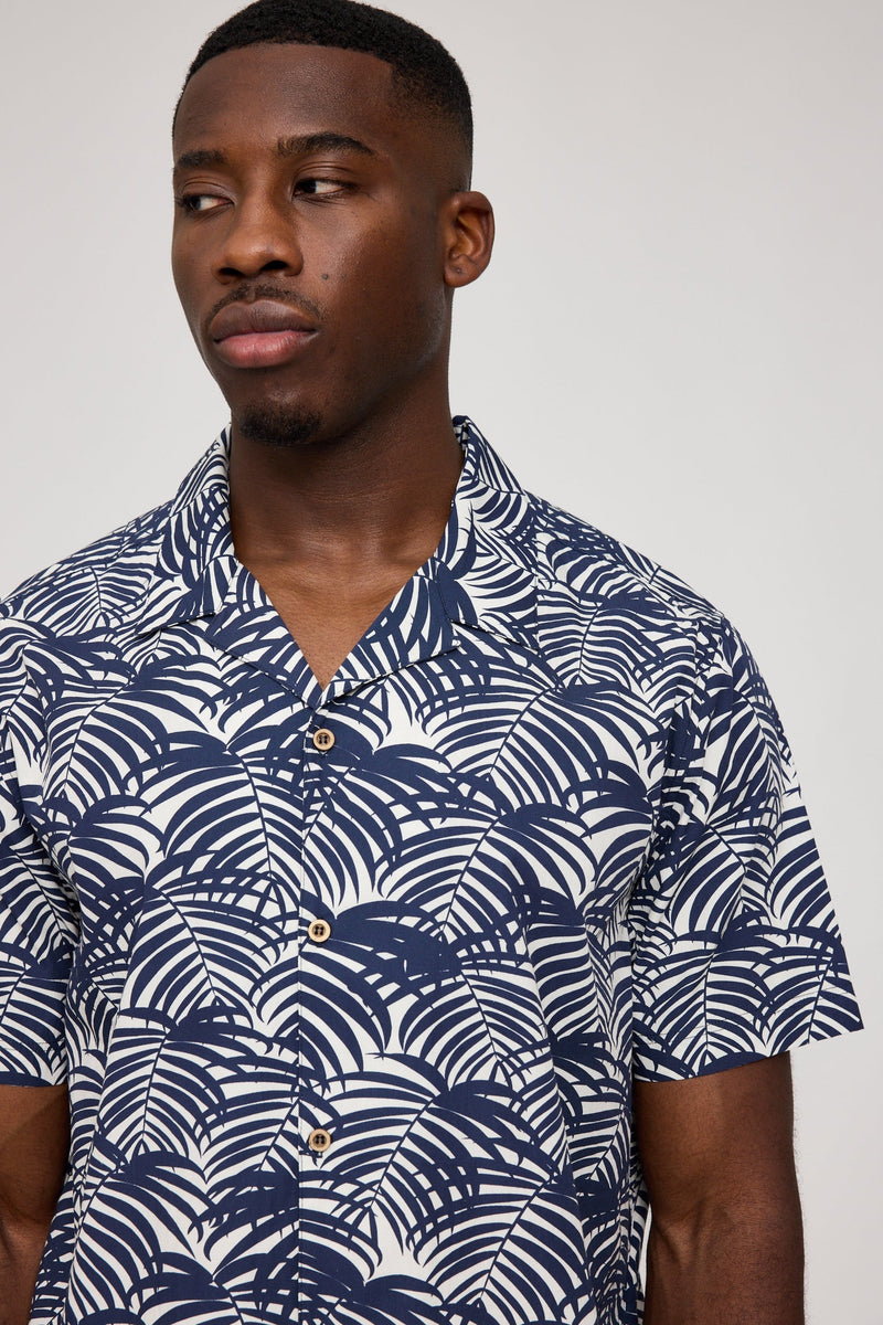 Terence ist 1,90 und trägt Größe L