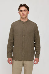 Lennox ist 1,90 und trägt Größe L