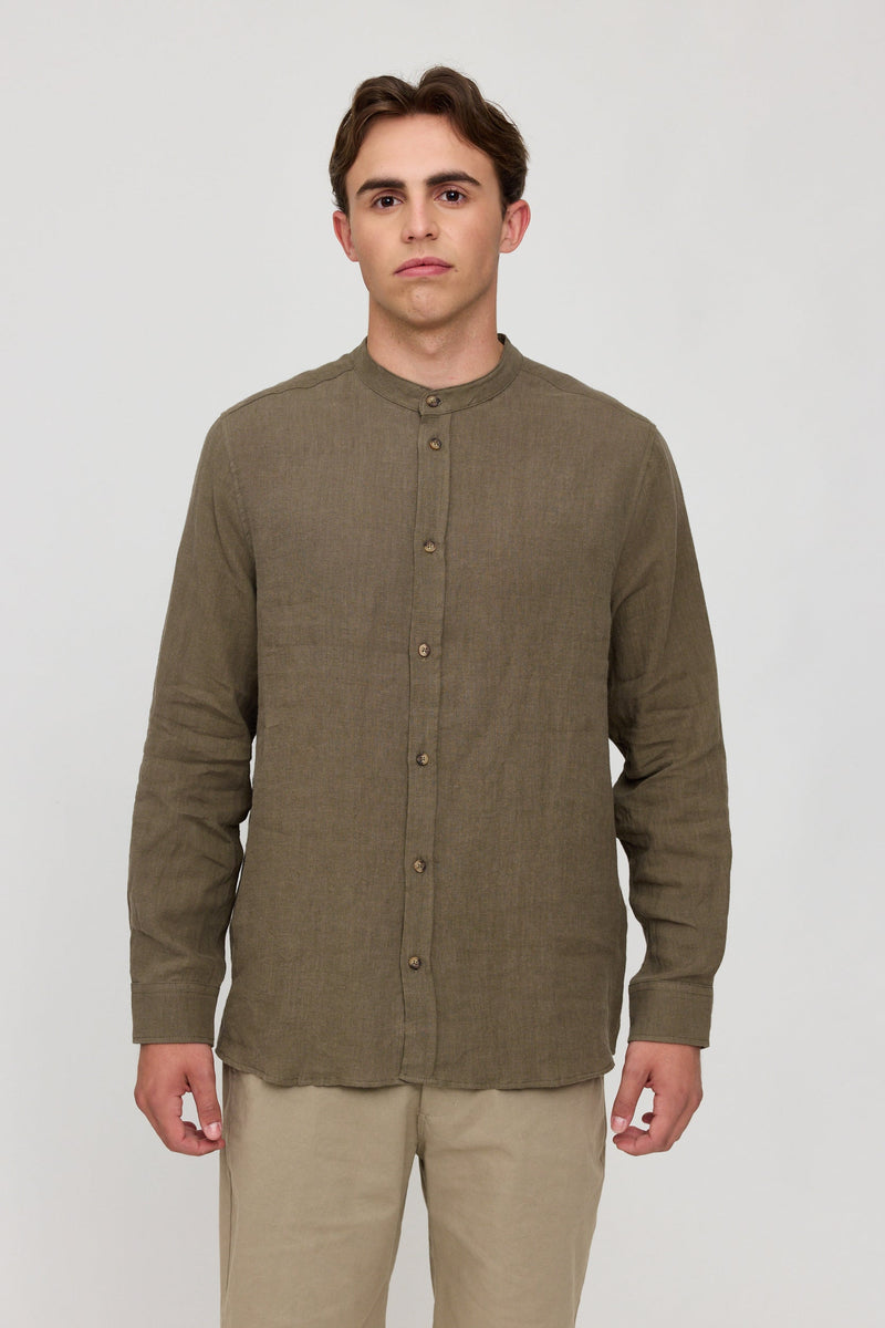 Lennox ist 1,90 und trägt Größe L